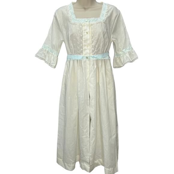 Pinehurst Other - Vintage Pinehurst Robe White Blue Lace Detail Size M 3/4 Sleeve Cotton Blend